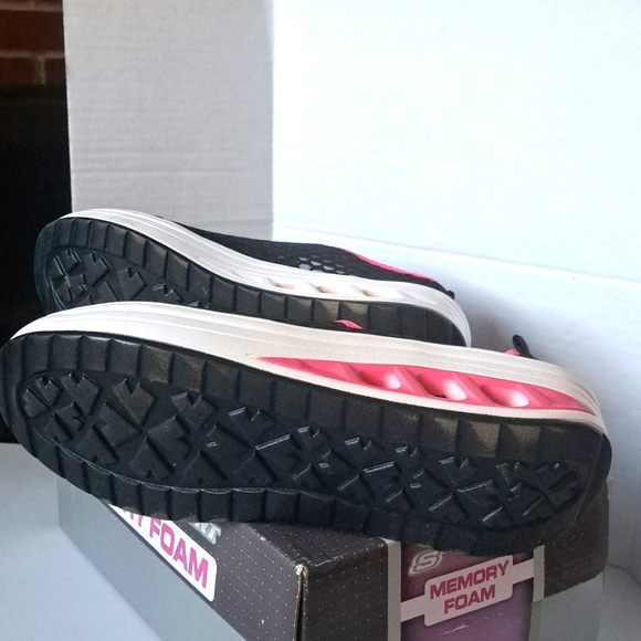 Skechers Black with Pink Trim Euro Size 41/ US 8 Slip On Mesh Uppers Lightweight - Picture 6 of 9